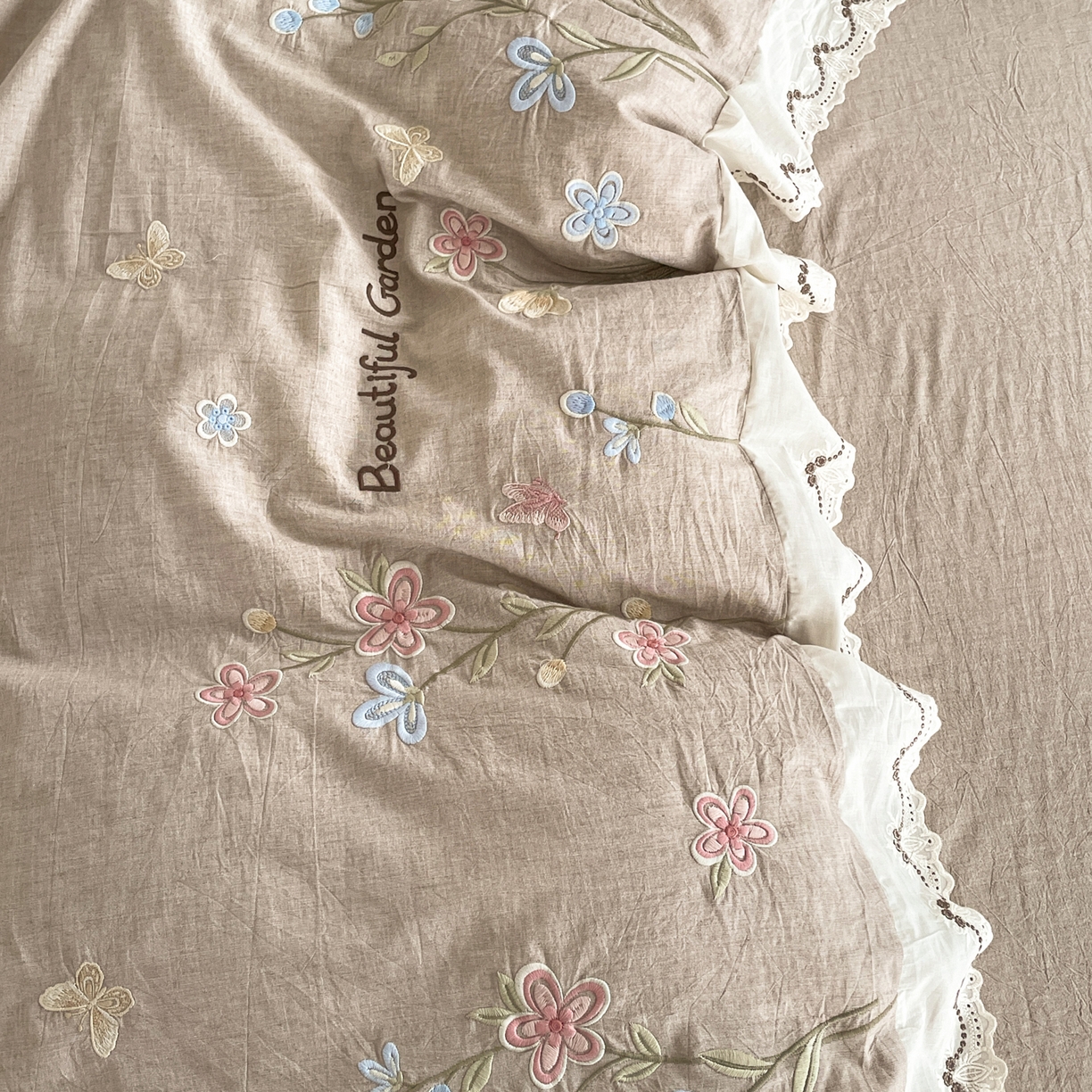 91家纺网 家纺一手货源 找家纺 如一 2026新款棉麻绣花花边款全棉亚麻四件套 花间-咖