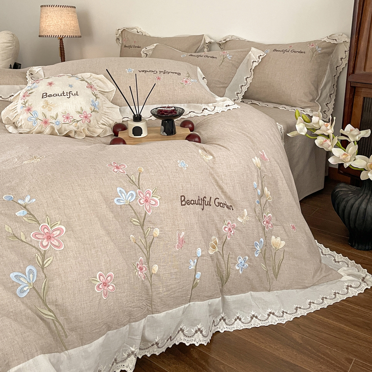 91家纺网 家纺一手货源 找家纺 如一 2026新款棉麻绣花花边款全棉亚麻四件套 花间-咖