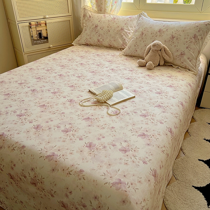 91家纺网 家纺一手货源 找家纺 爱彼家纺 2026春夏新款云感水洗棉床单清新碎花床单三件套 云感-露红烟紫