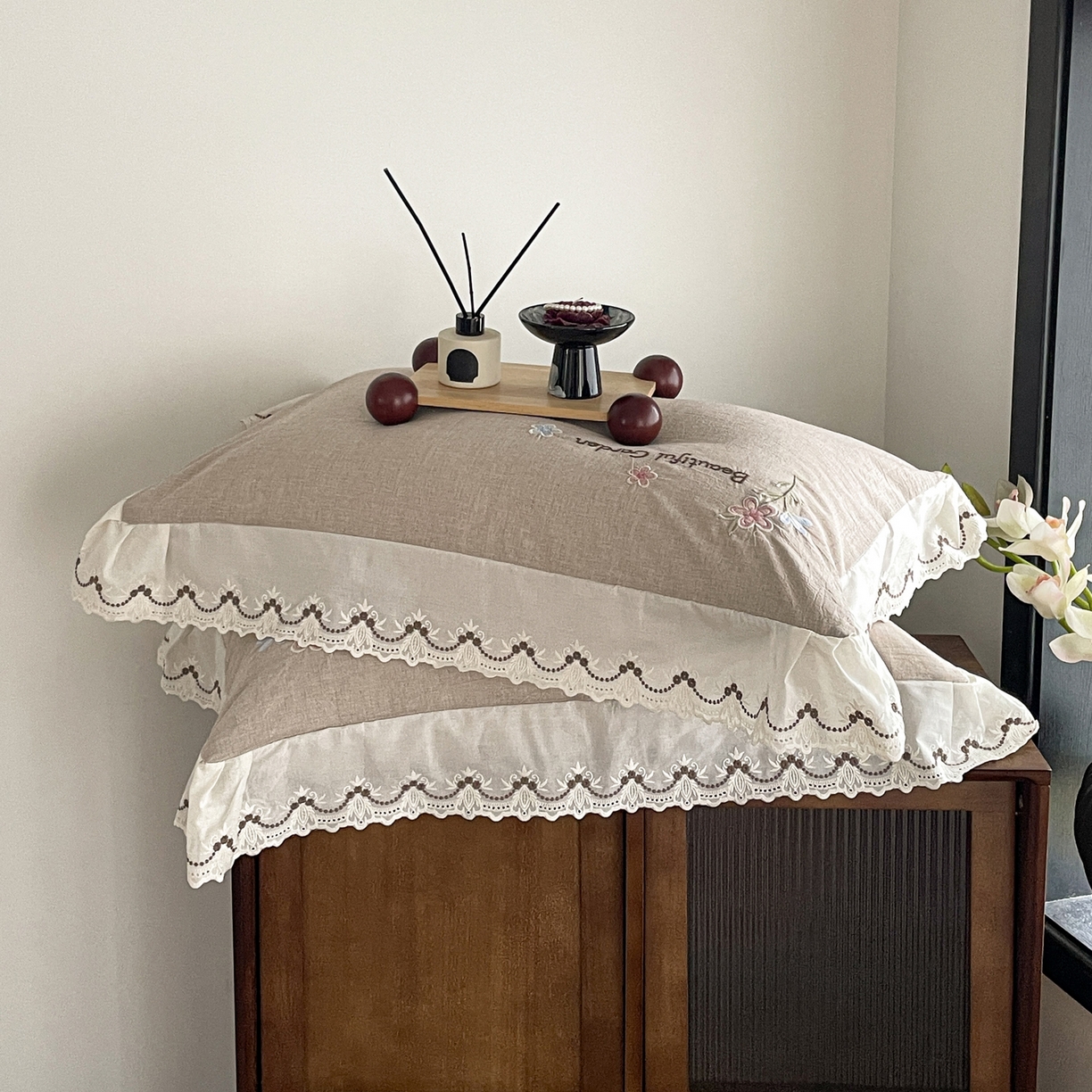 91家纺网 家纺一手货源 找家纺 如一 2026新款棉麻绣花花边款全棉亚麻四件套 花间-咖