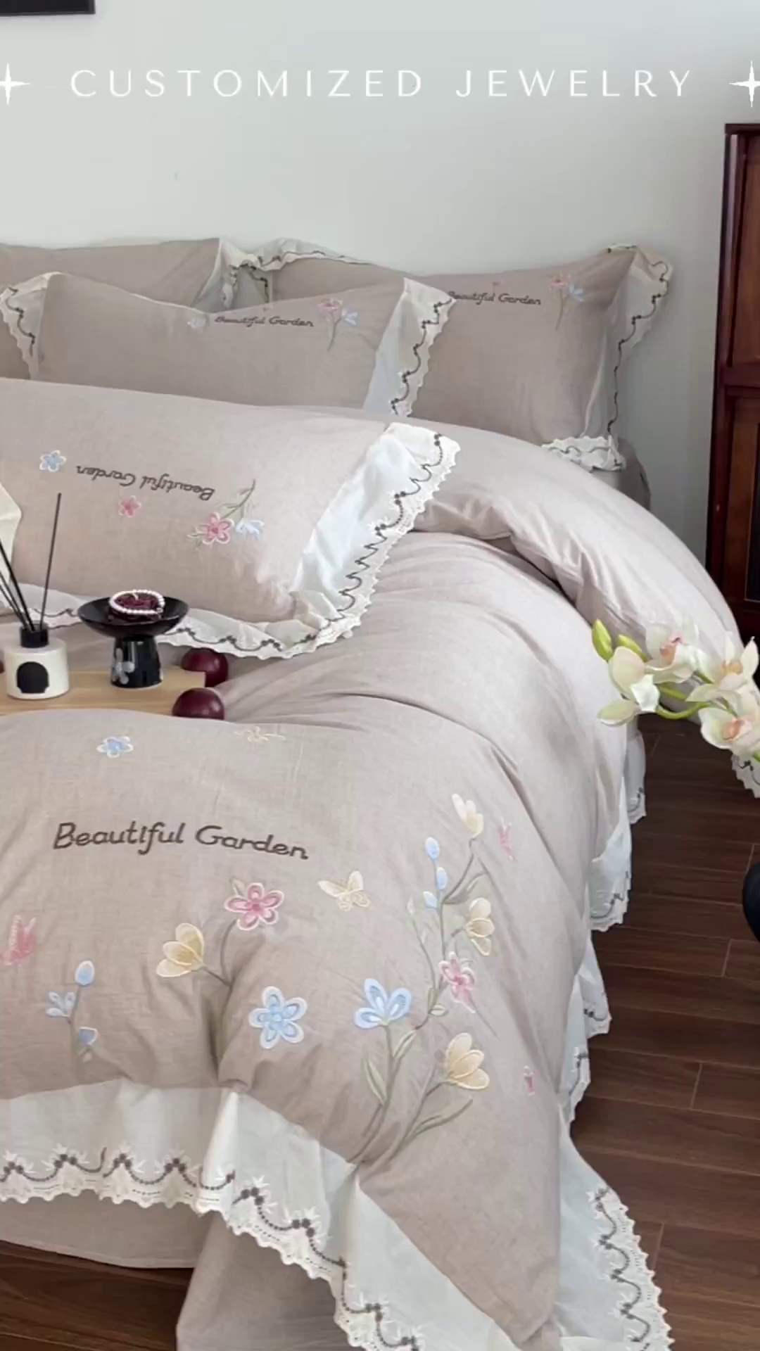 91家纺网 家纺一手货源 找家纺 如一 2026新款棉麻绣花花边款全棉亚麻四件套 花间-咖