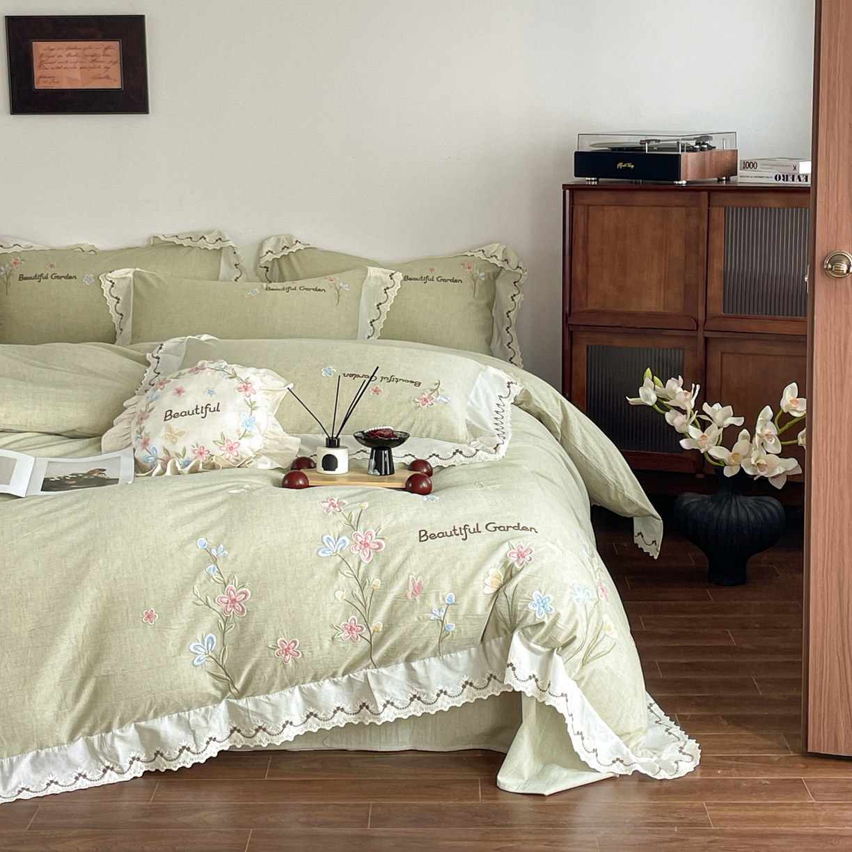 91家纺网 家纺一手货源 找家纺 如一 2026新款棉麻绣花花边款全棉亚麻四件套 花间-绿