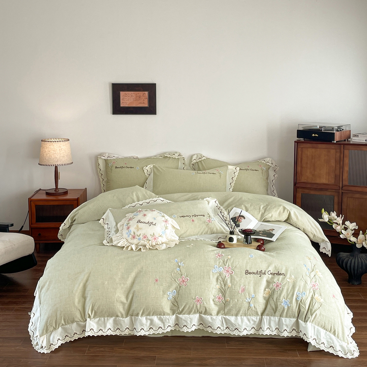 91家纺网 家纺一手货源 找家纺 如一 2026新款棉麻绣花花边款全棉亚麻四件套 花间-绿