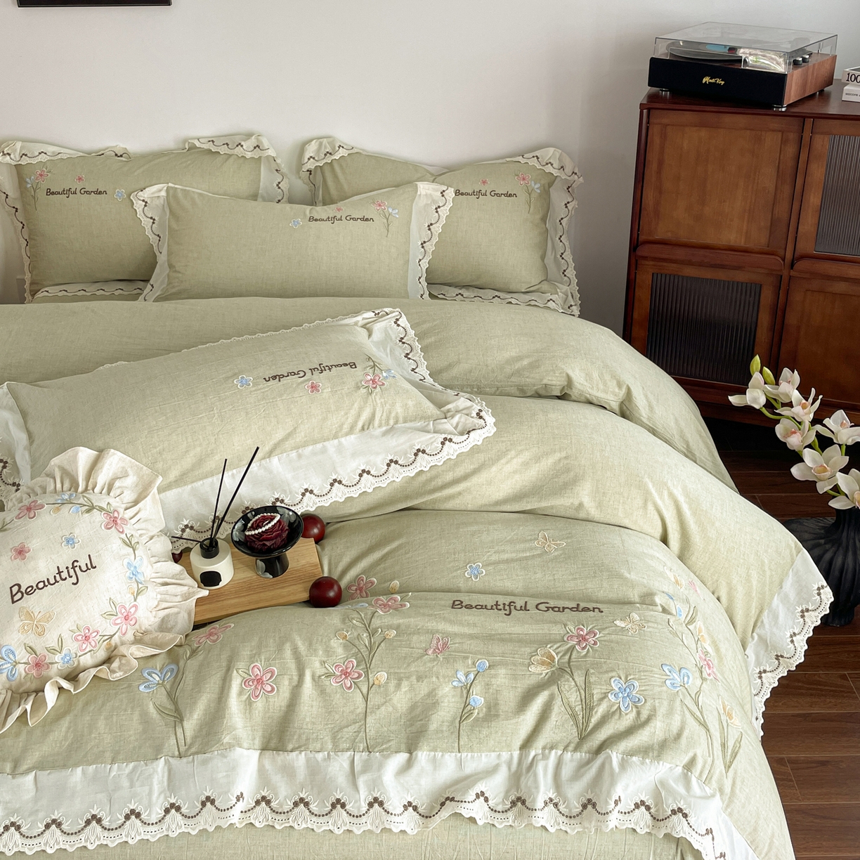 91家纺网 家纺一手货源 找家纺 如一 2026新款棉麻绣花花边款全棉亚麻四件套 花间-绿