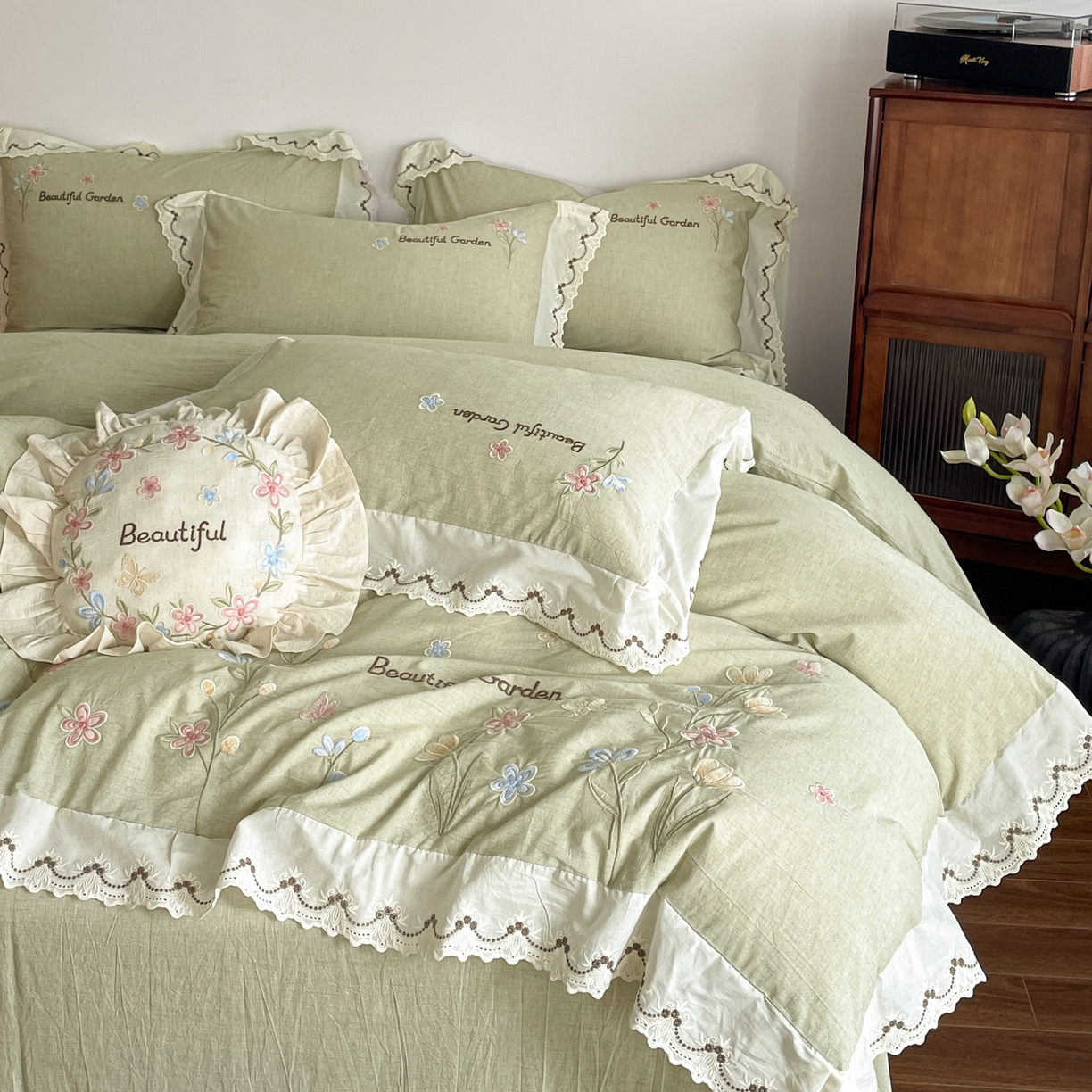 91家纺网 家纺一手货源 找家纺 如一 2026新款棉麻绣花花边款全棉亚麻四件套 花间-绿