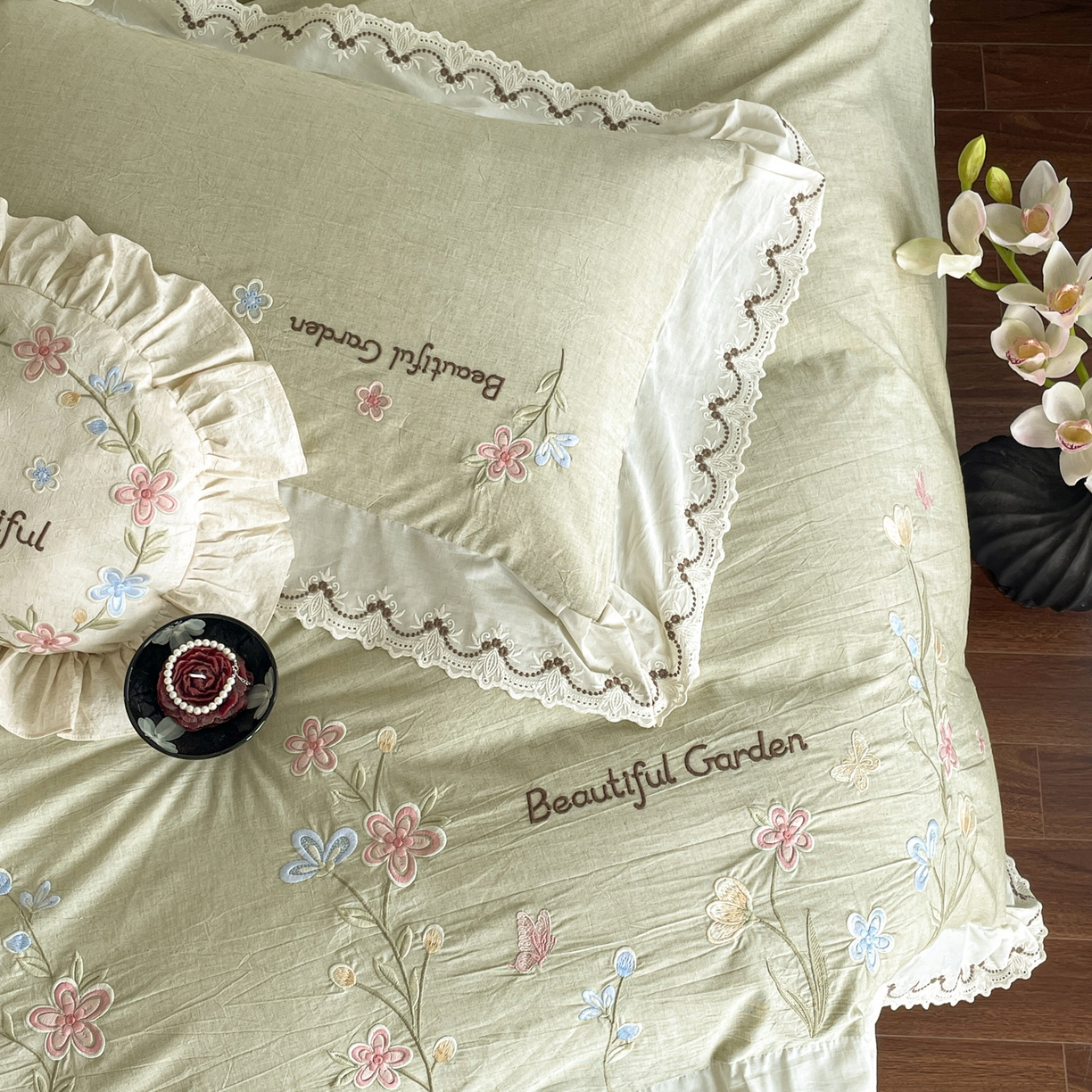 91家纺网 家纺一手货源 找家纺 如一 2026新款棉麻绣花花边款全棉亚麻四件套 花间-绿