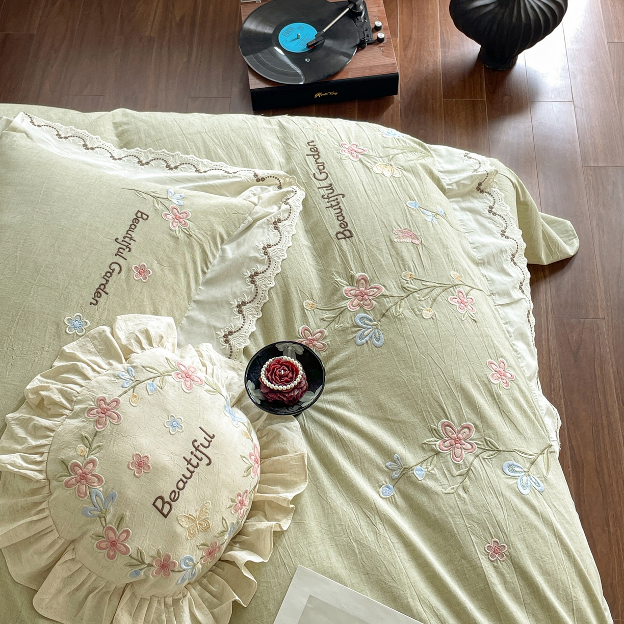 91家纺网 家纺一手货源 找家纺 如一 2026新款棉麻绣花花边款全棉亚麻四件套 花间-绿