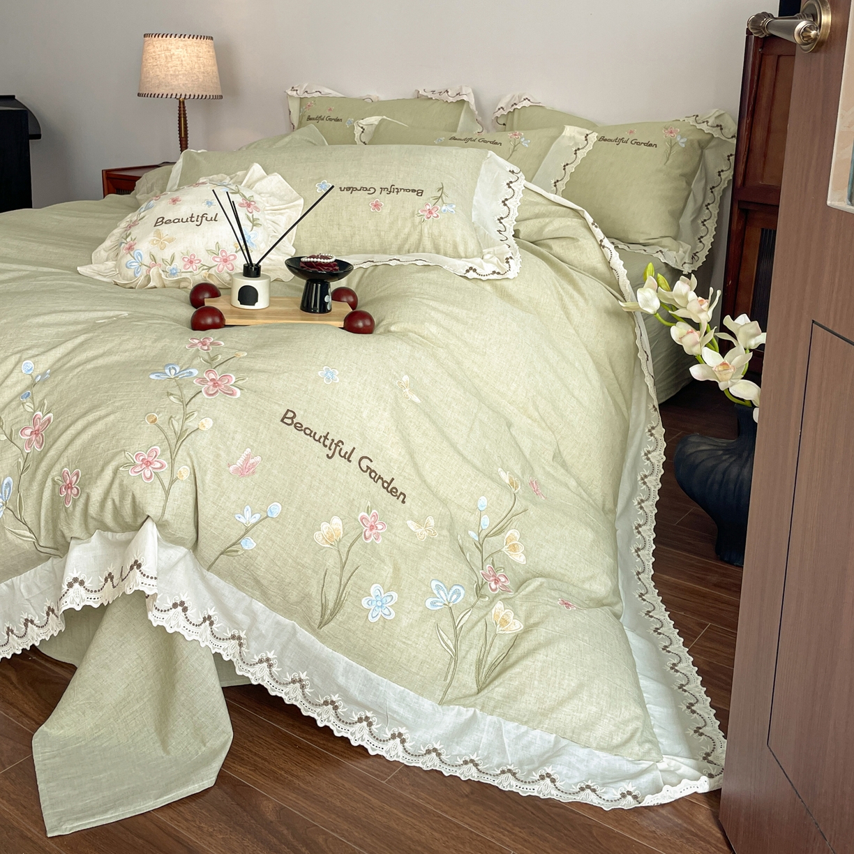 91家纺网 家纺一手货源 找家纺 如一 2026新款棉麻绣花花边款全棉亚麻四件套 花间-绿