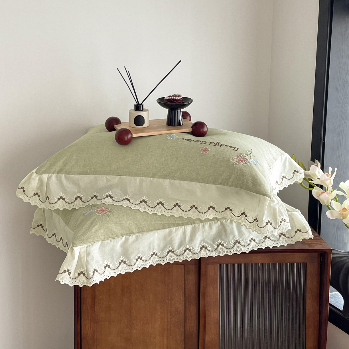 91家纺网 家纺一手货源 找家纺 如一 2026新款棉麻绣花花边款全棉亚麻四件套 花间-绿