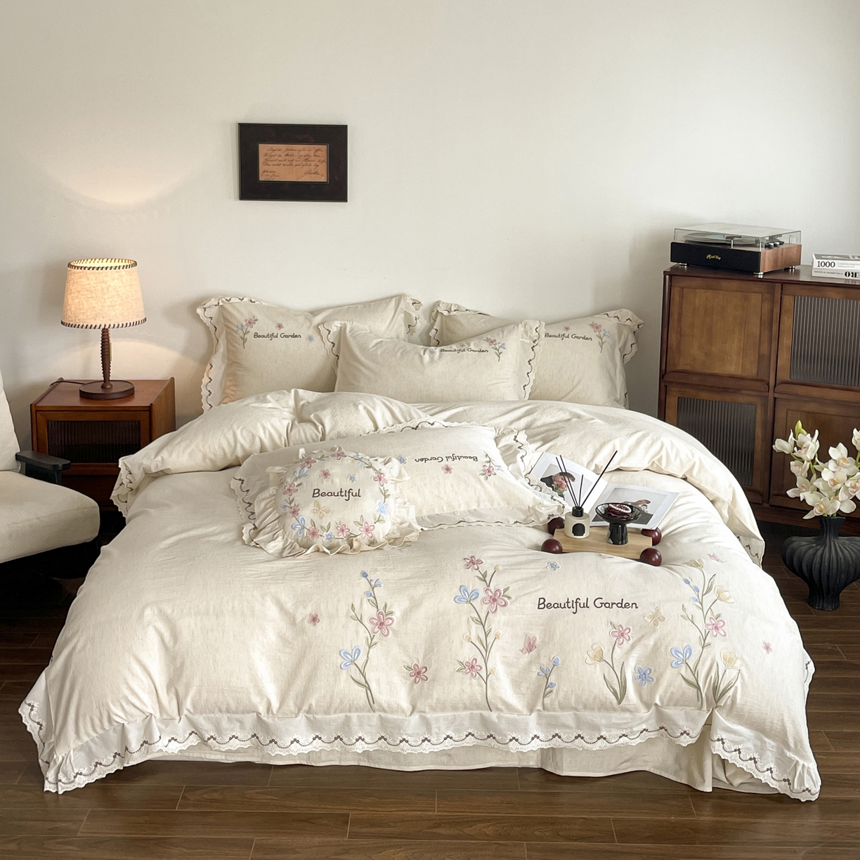 91家纺网 家纺一手货源 找家纺 如一 2026新款棉麻绣花花边款全棉亚麻四件套 花间-米