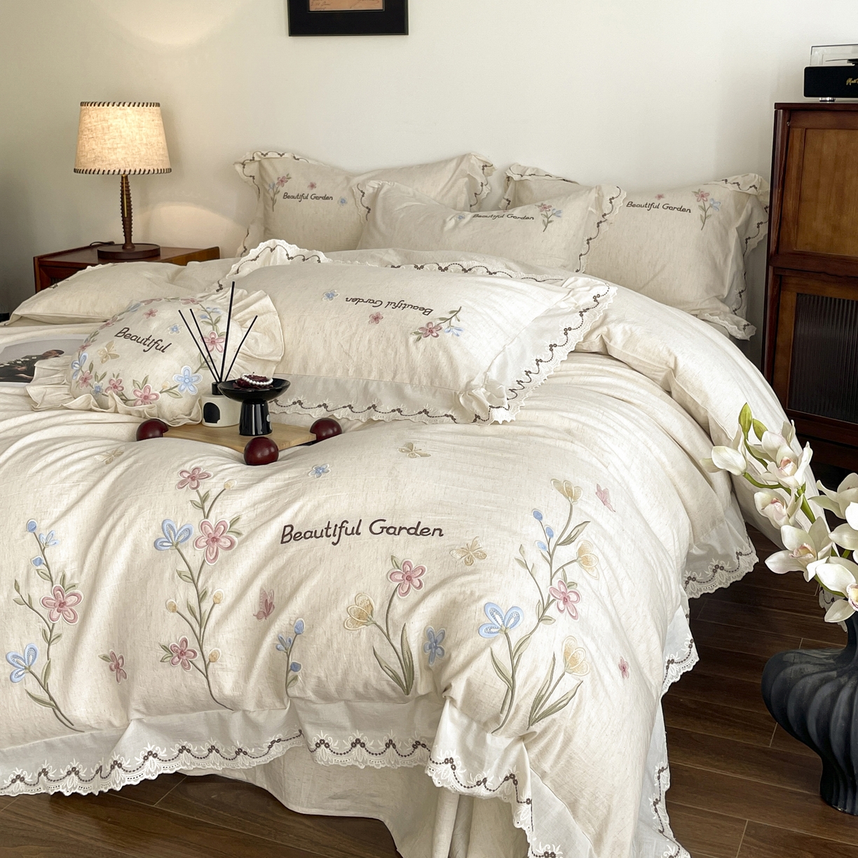 91家纺网 家纺一手货源 找家纺 如一 2026新款棉麻绣花花边款全棉亚麻四件套 花间-米