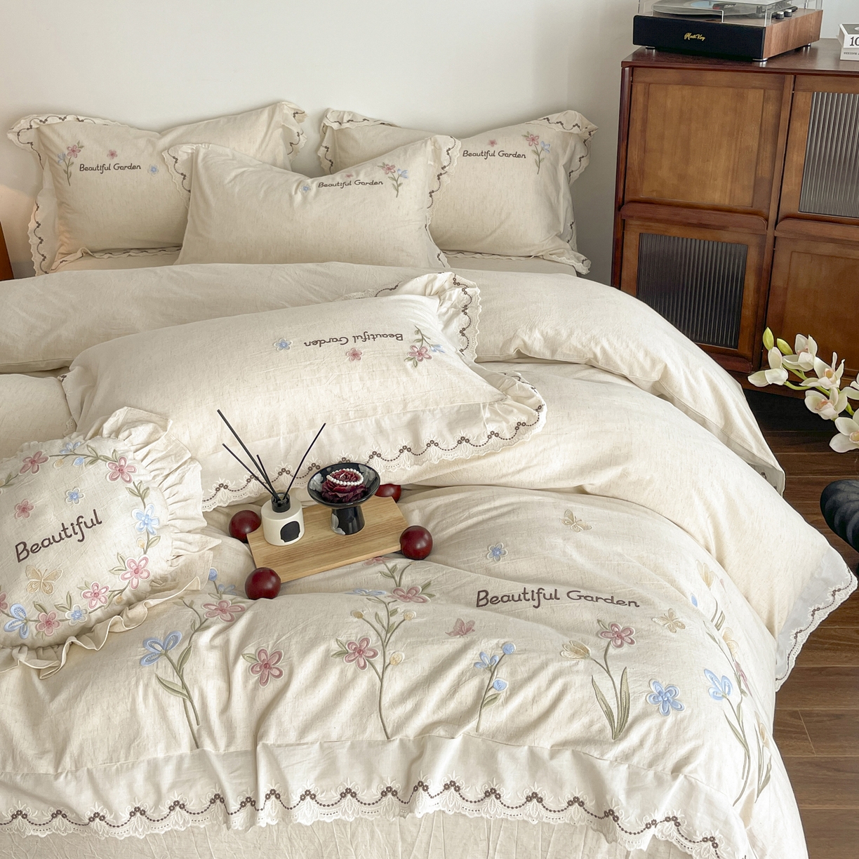 91家纺网 家纺一手货源 找家纺 如一 2026新款棉麻绣花花边款全棉亚麻四件套 花间-米