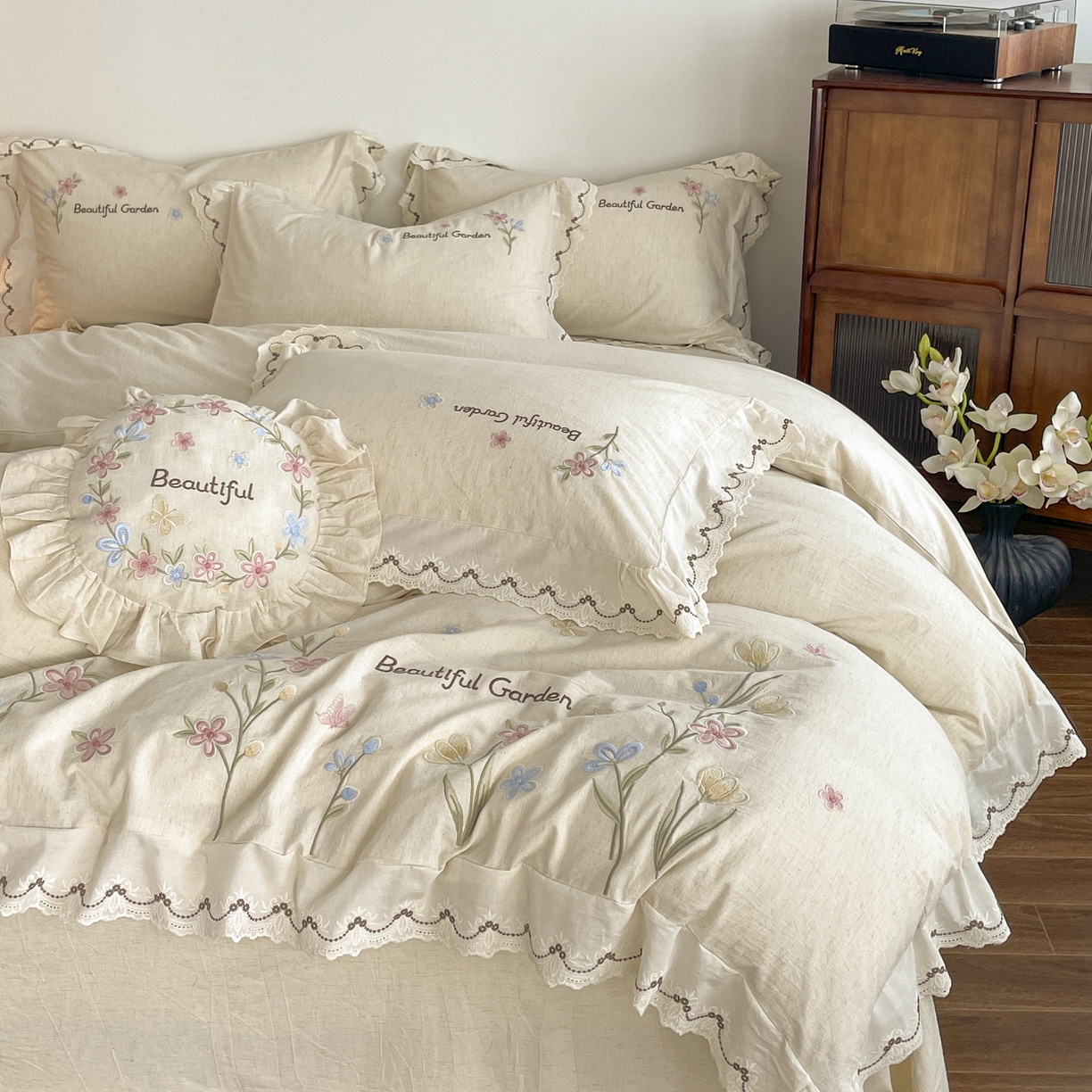 91家纺网 家纺一手货源 找家纺 如一 2026新款棉麻绣花花边款全棉亚麻四件套 花间-米