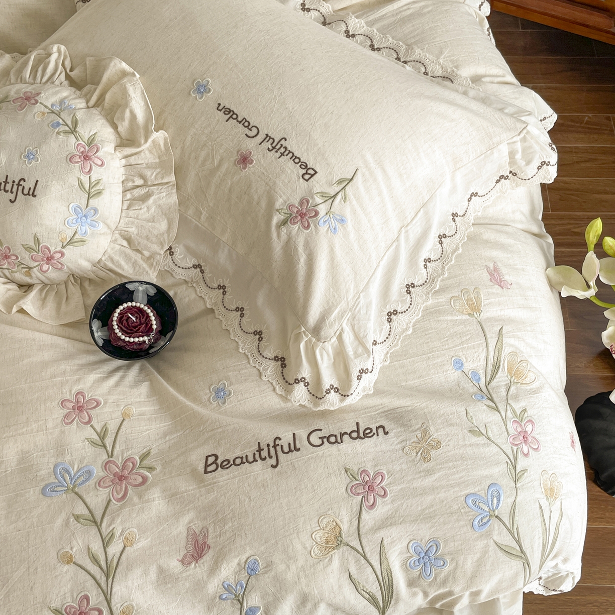 91家纺网 家纺一手货源 找家纺 如一 2026新款棉麻绣花花边款全棉亚麻四件套 花间-米