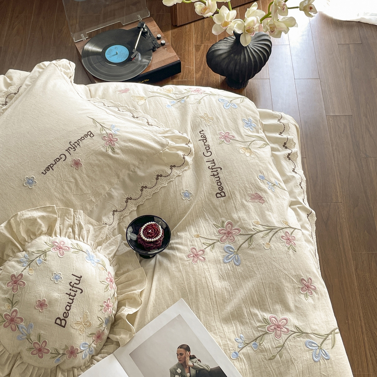 91家纺网 家纺一手货源 找家纺 如一 2026新款棉麻绣花花边款全棉亚麻四件套 花间-米