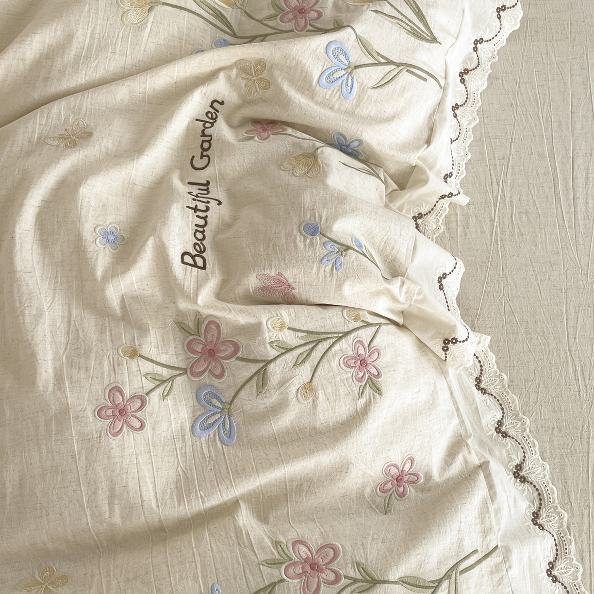 91家纺网 家纺一手货源 找家纺 如一 2026新款棉麻绣花花边款全棉亚麻四件套 花间-米