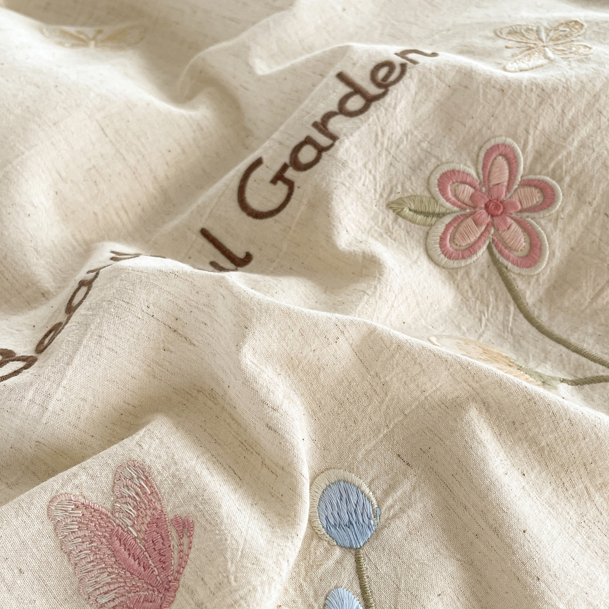 91家纺网 家纺一手货源 找家纺 如一 2026新款棉麻绣花花边款全棉亚麻四件套 花间-米