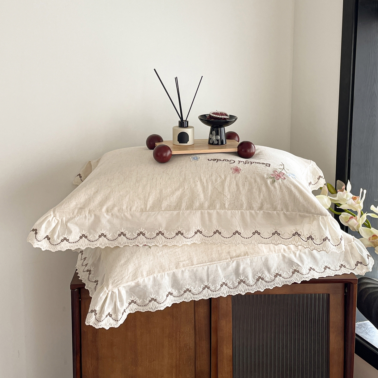 91家纺网 家纺一手货源 找家纺 如一 2026新款棉麻绣花花边款全棉亚麻四件套 花间-米