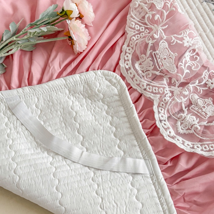 91家纺网 家纺一手货源 找家纺 菊上家纺 2026新款法式田园风蕾丝床裙款四件套 芳菲粉