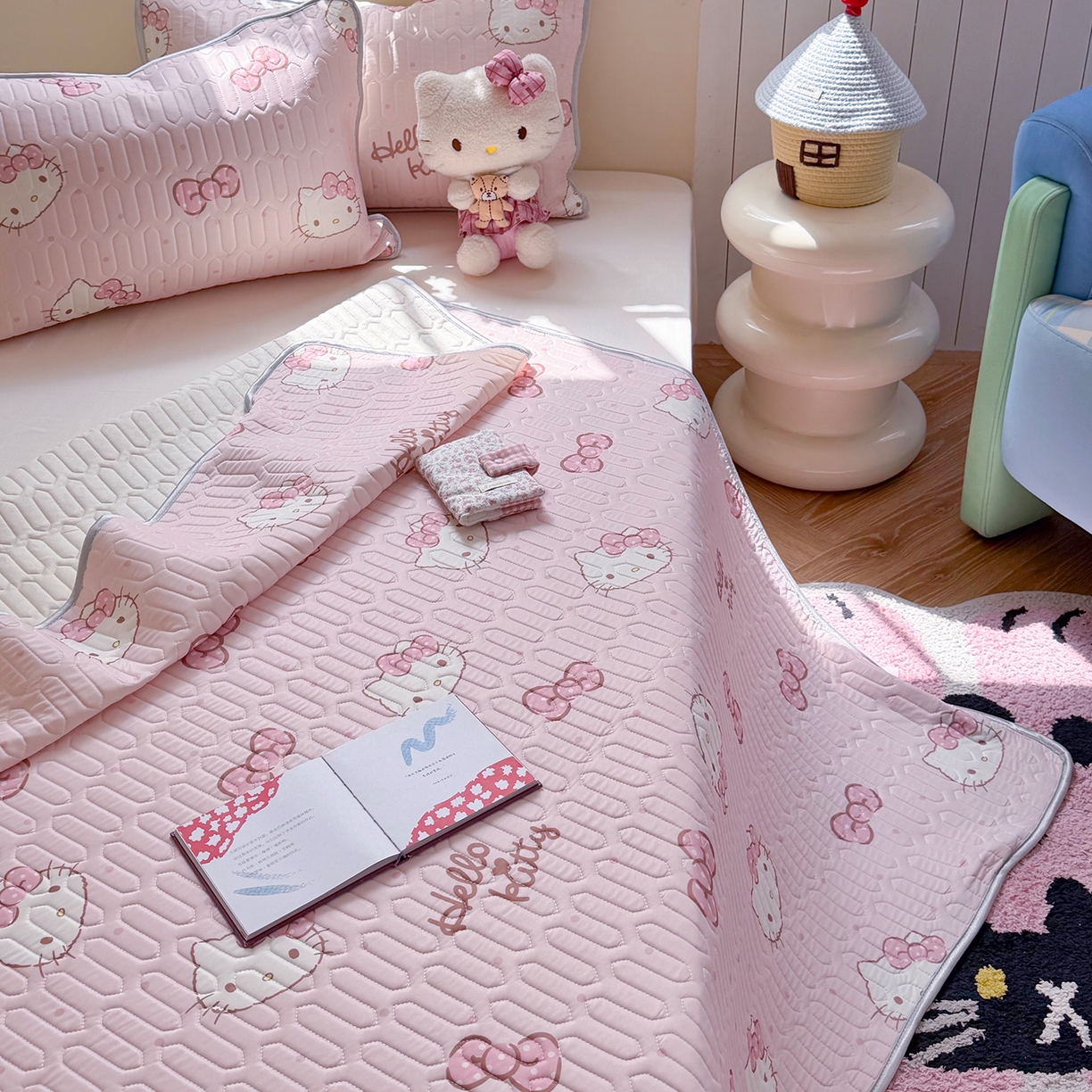 91家纺网 家纺一手货源 找家纺 桃子家居 2026新款A类正版授权三丽鸥高品质凉感丝乳胶席空调软席系列三件套 三丽鸥乳胶席-爱心美少女KT