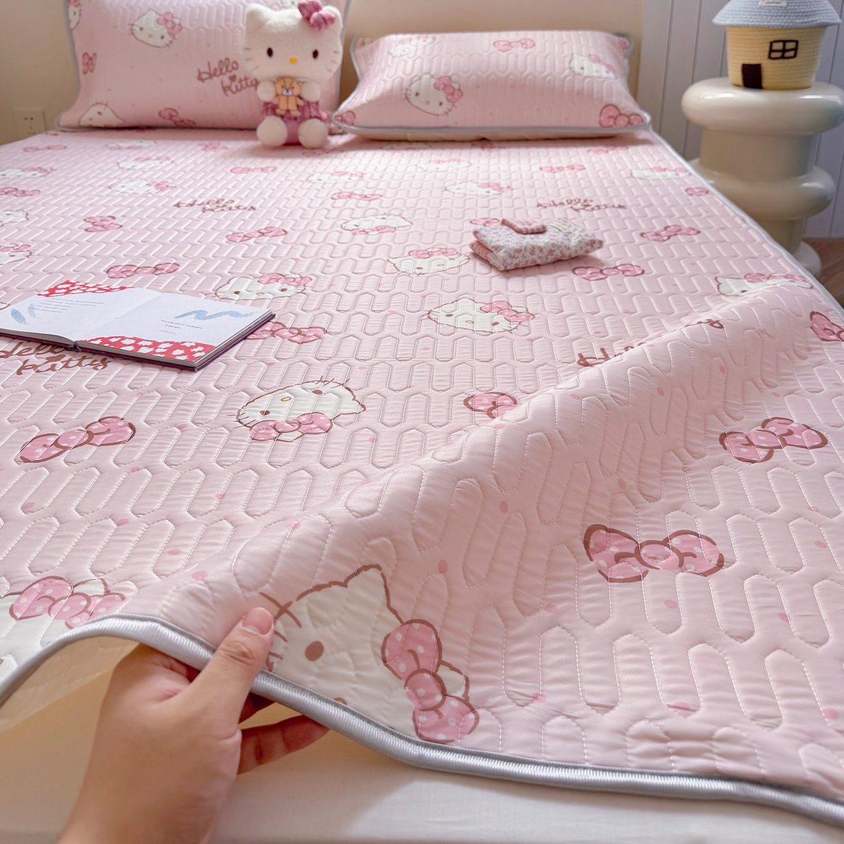 91家纺网 家纺一手货源 找家纺 桃子家居 2026新款A类正版授权三丽鸥高品质凉感丝乳胶席空调软席系列三件套 三丽鸥乳胶席-爱心美少女KT