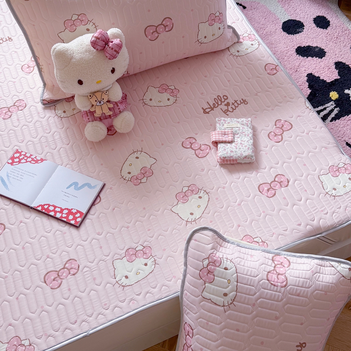 91家纺网 家纺一手货源 找家纺 桃子家居 2026新款A类正版授权三丽鸥高品质凉感丝乳胶席空调软席系列三件套 三丽鸥乳胶席-爱心美少女KT