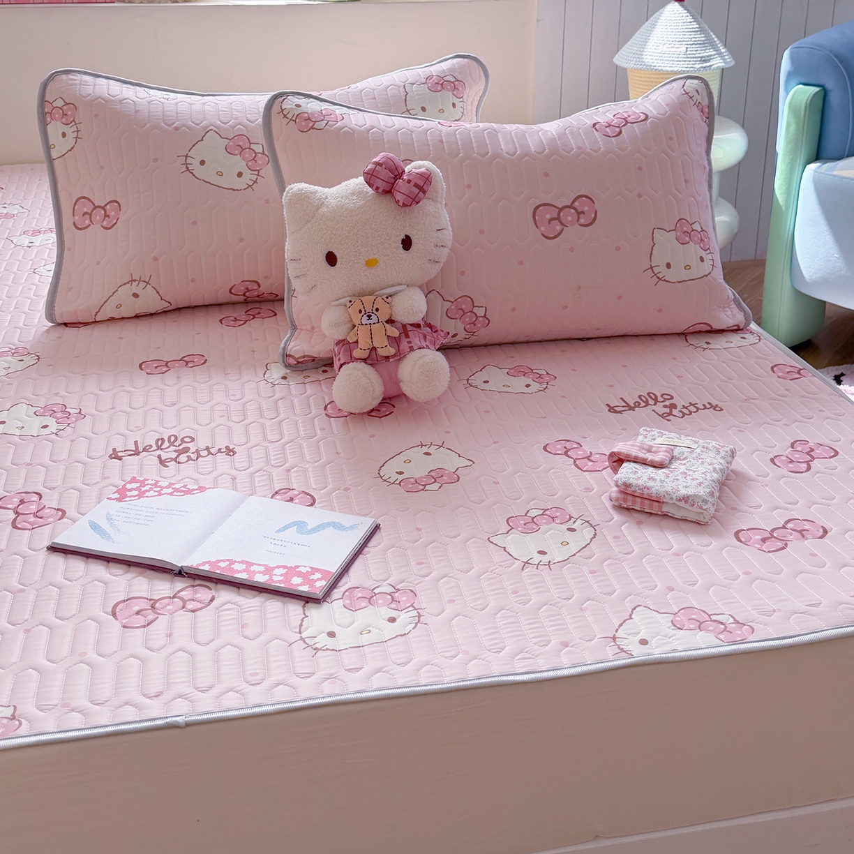 91家纺网 家纺一手货源 找家纺 桃子家居 2026新款A类正版授权三丽鸥高品质凉感丝乳胶席空调软席系列三件套 三丽鸥乳胶席-爱心美少女KT