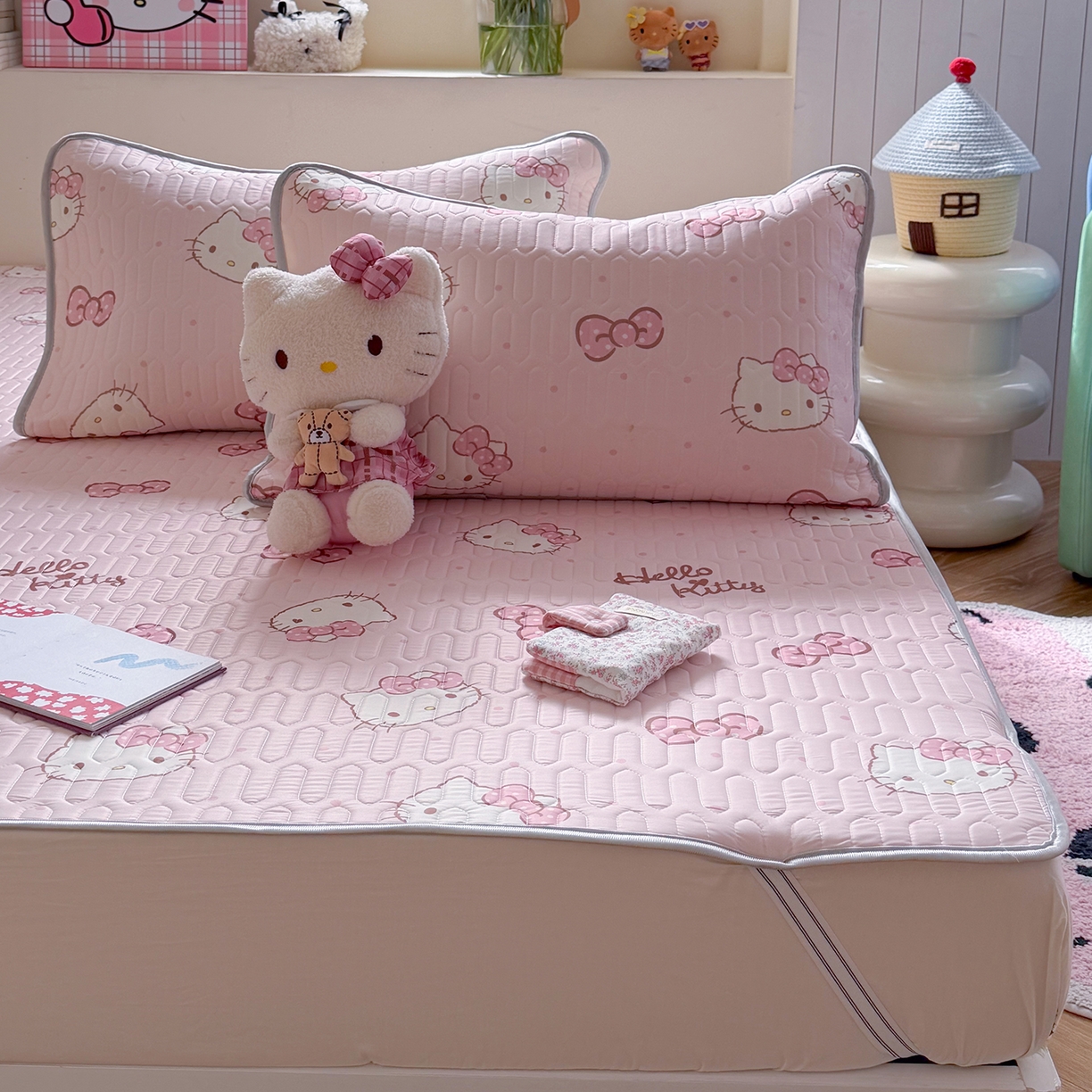 91家纺网 家纺一手货源 找家纺 桃子家居 2026新款A类正版授权三丽鸥高品质凉感丝乳胶席空调软席系列三件套 三丽鸥乳胶席-爱心美少女KT