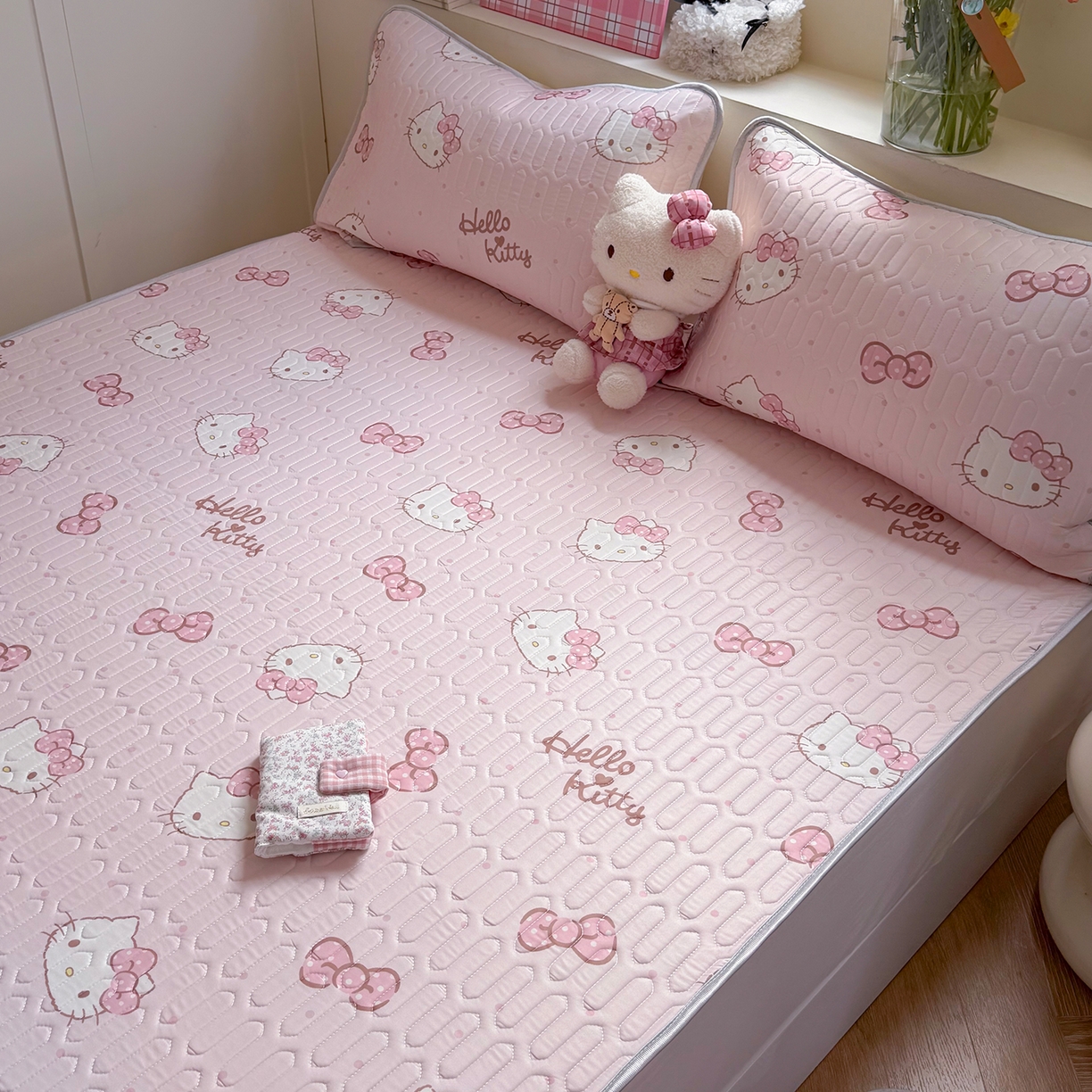 91家纺网 家纺一手货源 找家纺 桃子家居 2026新款A类正版授权三丽鸥高品质凉感丝乳胶席空调软席系列三件套 三丽鸥乳胶席-爱心美少女KT