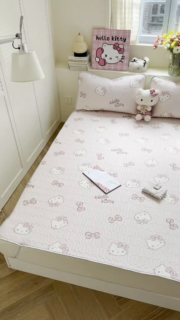 91家纺网 家纺一手货源 找家纺 桃子家居 2026新款A类正版授权三丽鸥高品质凉感丝乳胶席空调软席系列三件套 三丽鸥乳胶席-爱心美少女KT