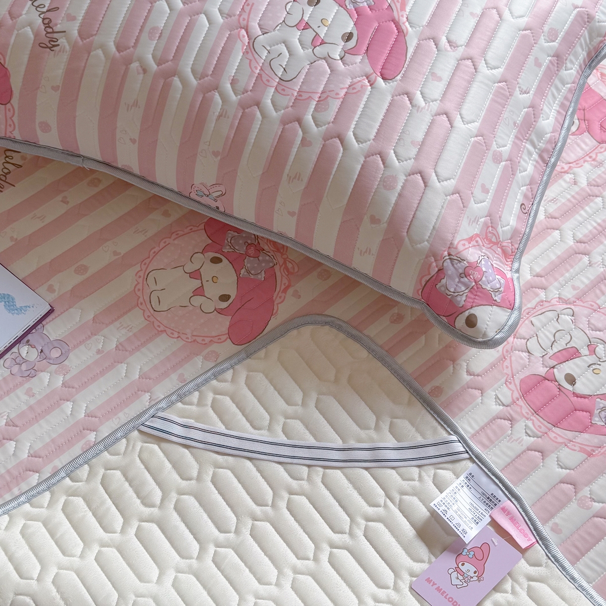 91家纺网 家纺一手货源 找家纺 桃子家居 2026新款A类正版授权三丽鸥高品质凉感丝乳胶席空调软席系列三件套 三丽鸥乳胶席-粉粉美乐蒂