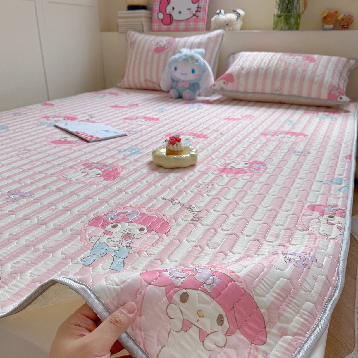 91家纺网 家纺一手货源 找家纺 桃子家居 2026新款A类正版授权三丽鸥高品质凉感丝乳胶席空调软席系列三件套 三丽鸥乳胶席-粉粉美乐蒂