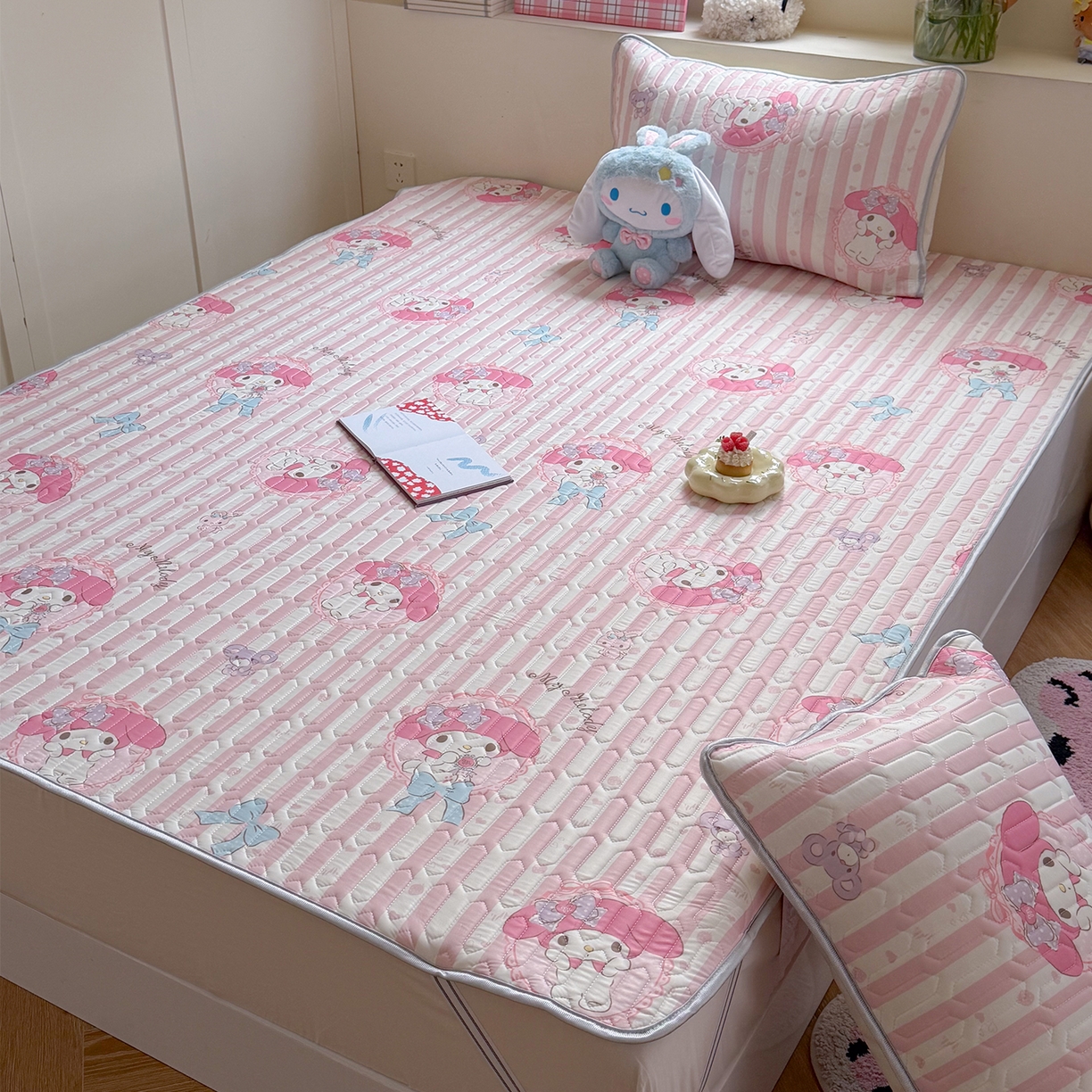 91家纺网 家纺一手货源 找家纺 桃子家居 2026新款A类正版授权三丽鸥高品质凉感丝乳胶席空调软席系列三件套 三丽鸥乳胶席-粉粉美乐蒂