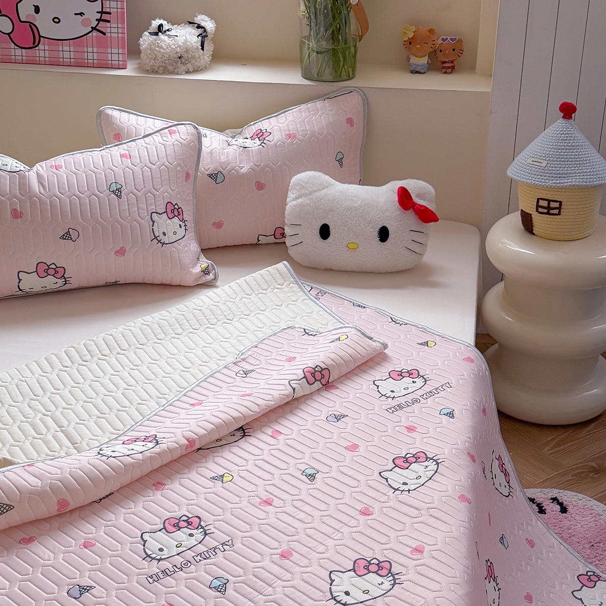 91家纺网 家纺一手货源 找家纺 桃子家居 2026新款A类正版授权三丽鸥高品质凉感丝乳胶席空调软席系列三件套 三丽鸥乳胶席-粉粉甜筒KT