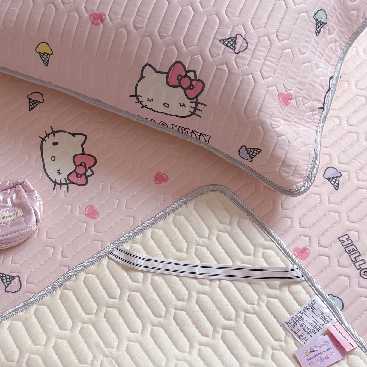 91家纺网 家纺一手货源 找家纺 桃子家居 2026新款A类正版授权三丽鸥高品质凉感丝乳胶席空调软席系列三件套 三丽鸥乳胶席-粉粉甜筒KT