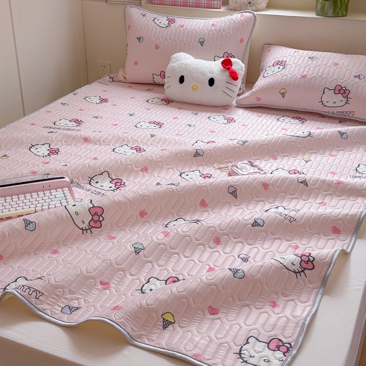 91家纺网 家纺一手货源 找家纺 桃子家居 2026新款A类正版授权三丽鸥高品质凉感丝乳胶席空调软席系列三件套 三丽鸥乳胶席-粉粉甜筒KT