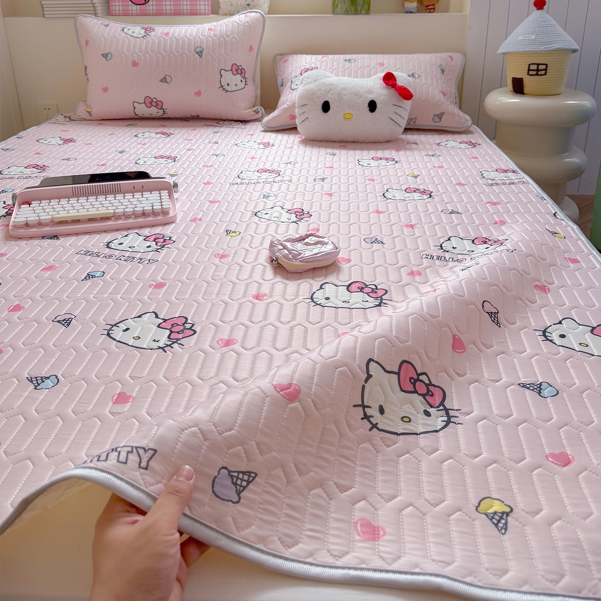 91家纺网 家纺一手货源 找家纺 桃子家居 2026新款A类正版授权三丽鸥高品质凉感丝乳胶席空调软席系列三件套 三丽鸥乳胶席-粉粉甜筒KT