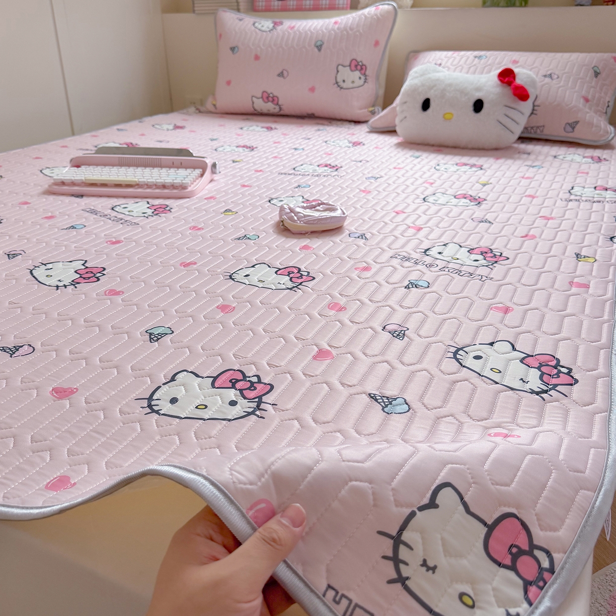 91家纺网 家纺一手货源 找家纺 桃子家居 2026新款A类正版授权三丽鸥高品质凉感丝乳胶席空调软席系列三件套 三丽鸥乳胶席-粉粉甜筒KT