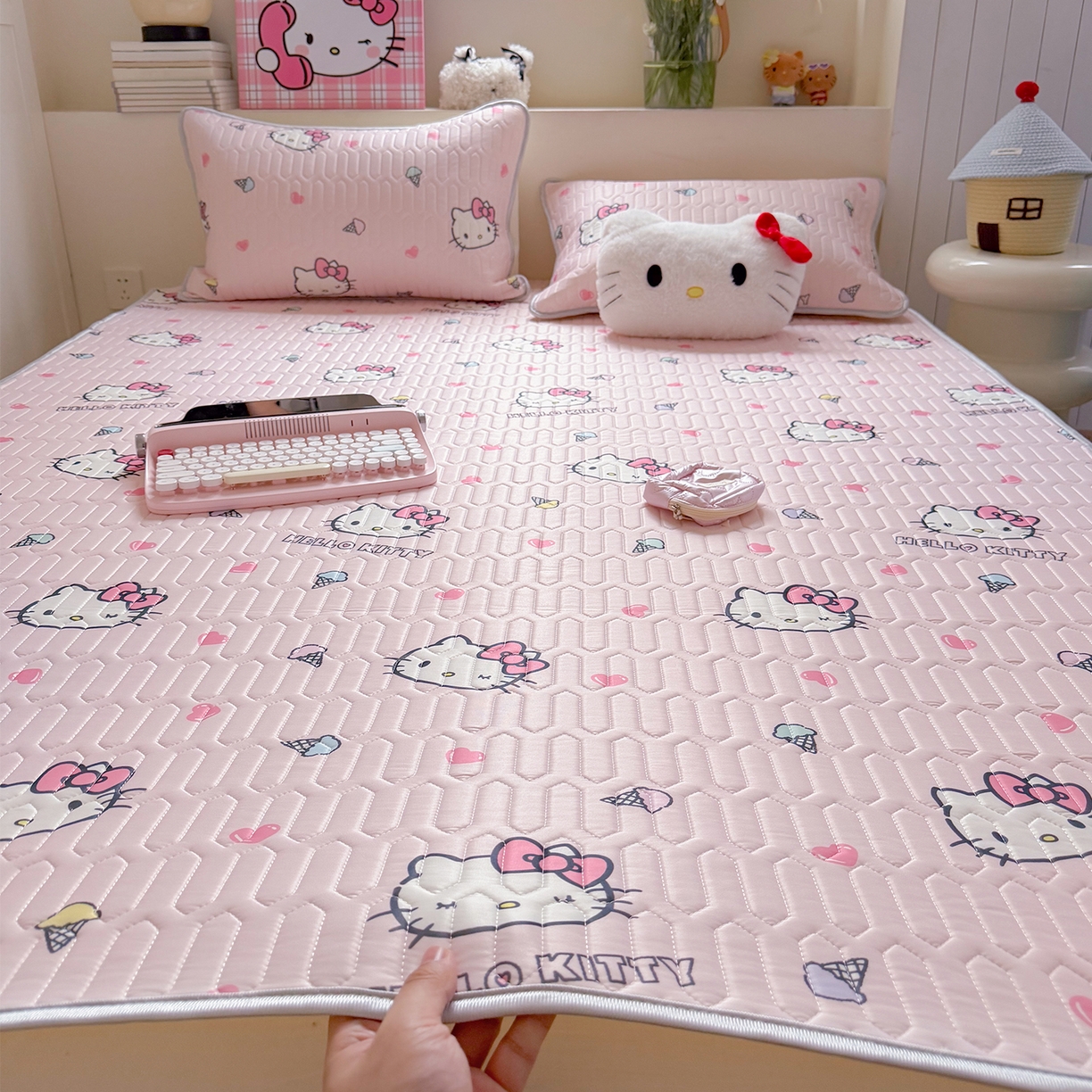 91家纺网 家纺一手货源 找家纺 桃子家居 2026新款A类正版授权三丽鸥高品质凉感丝乳胶席空调软席系列三件套 三丽鸥乳胶席-粉粉甜筒KT