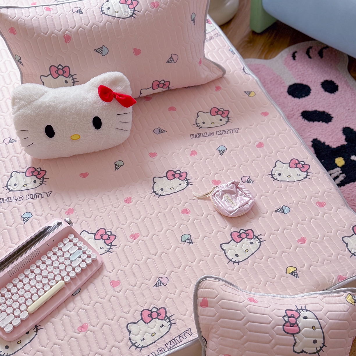 91家纺网 家纺一手货源 找家纺 桃子家居 2026新款A类正版授权三丽鸥高品质凉感丝乳胶席空调软席系列三件套 三丽鸥乳胶席-粉粉甜筒KT