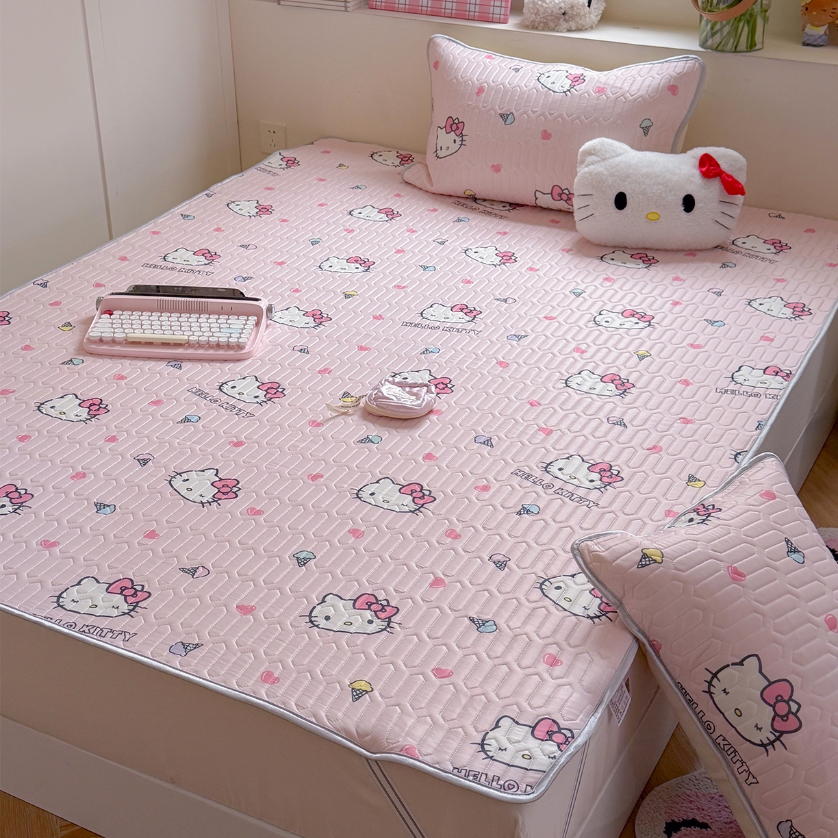 91家纺网 家纺一手货源 找家纺 桃子家居 2026新款A类正版授权三丽鸥高品质凉感丝乳胶席空调软席系列三件套 三丽鸥乳胶席-粉粉甜筒KT