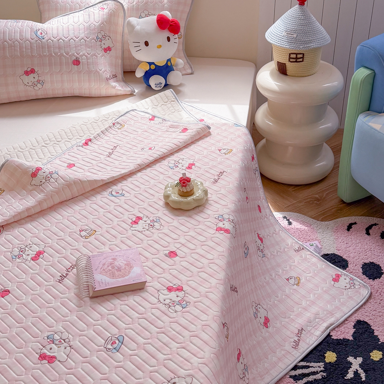 91家纺网 家纺一手货源 找家纺 桃子家居 2026新款A类正版授权三丽鸥高品质凉感丝乳胶席空调软席系列三件套 三丽鸥乳胶席-粉格甜品KT