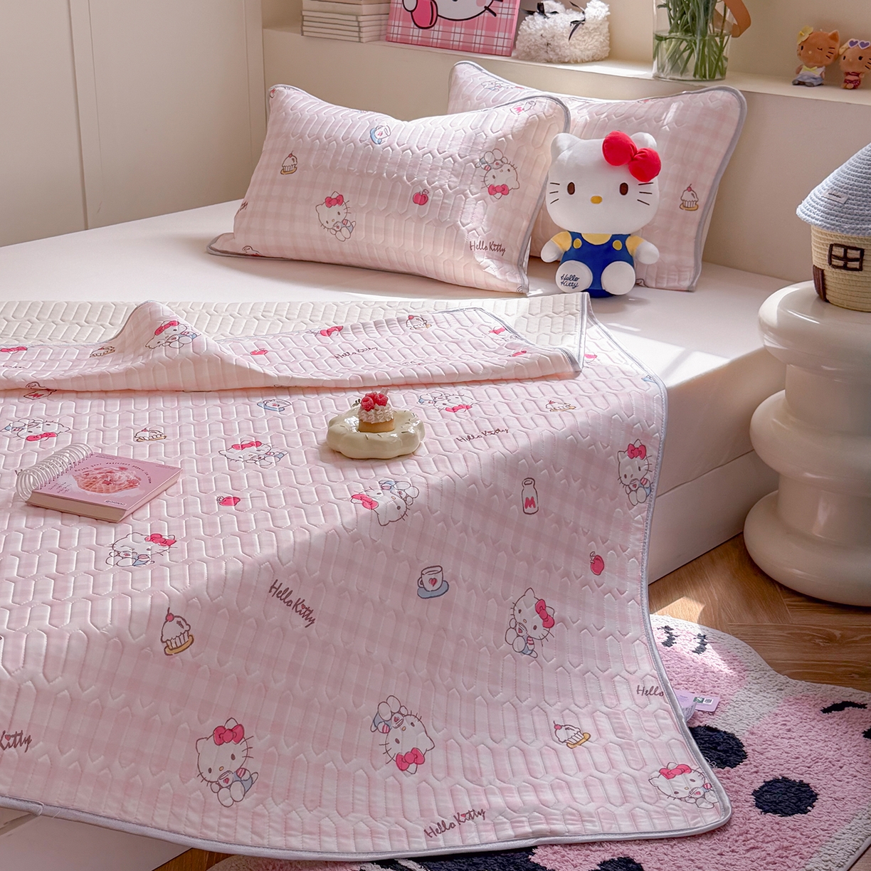 91家纺网 家纺一手货源 找家纺 桃子家居 2026新款A类正版授权三丽鸥高品质凉感丝乳胶席空调软席系列三件套 三丽鸥乳胶席-粉格甜品KT