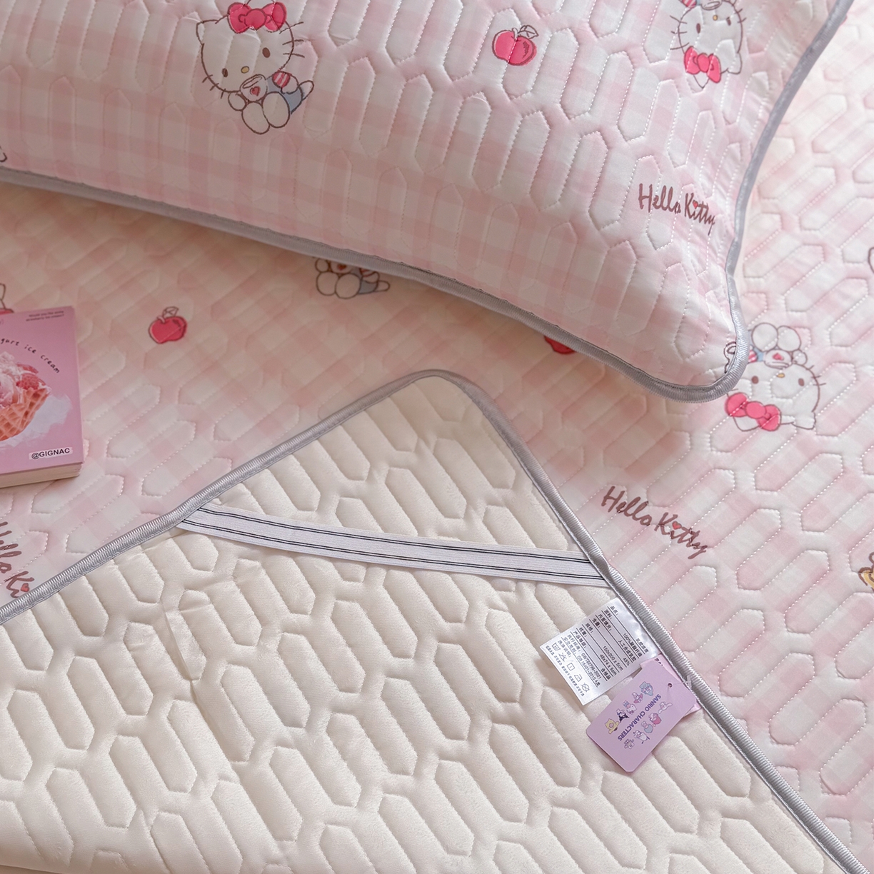 91家纺网 家纺一手货源 找家纺 桃子家居 2026新款A类正版授权三丽鸥高品质凉感丝乳胶席空调软席系列三件套 三丽鸥乳胶席-粉格甜品KT