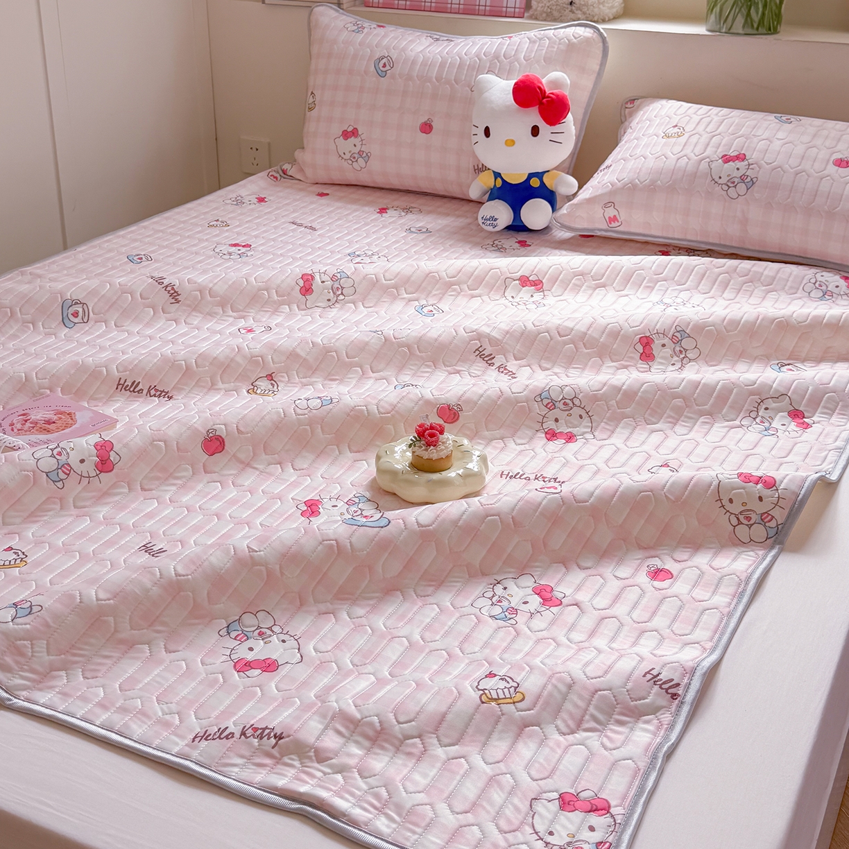 91家纺网 家纺一手货源 找家纺 桃子家居 2026新款A类正版授权三丽鸥高品质凉感丝乳胶席空调软席系列三件套 三丽鸥乳胶席-粉格甜品KT