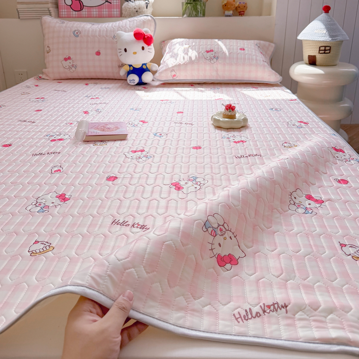 91家纺网 家纺一手货源 找家纺 桃子家居 2026新款A类正版授权三丽鸥高品质凉感丝乳胶席空调软席系列三件套 三丽鸥乳胶席-粉格甜品KT