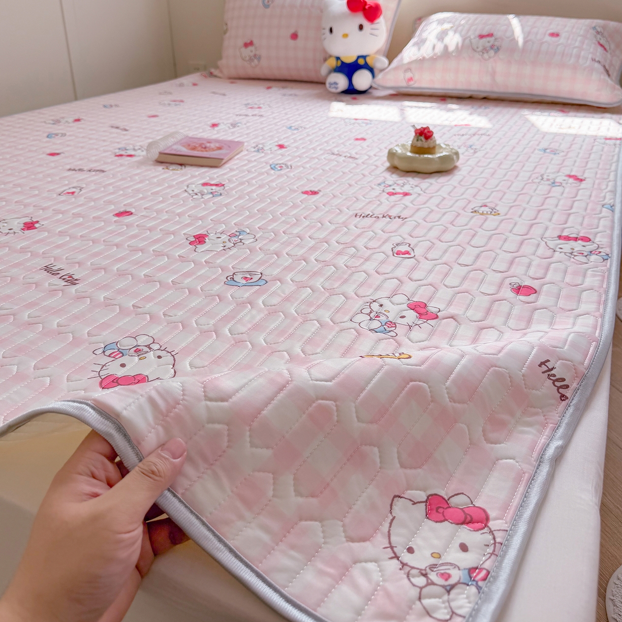 91家纺网 家纺一手货源 找家纺 桃子家居 2026新款A类正版授权三丽鸥高品质凉感丝乳胶席空调软席系列三件套 三丽鸥乳胶席-粉格甜品KT