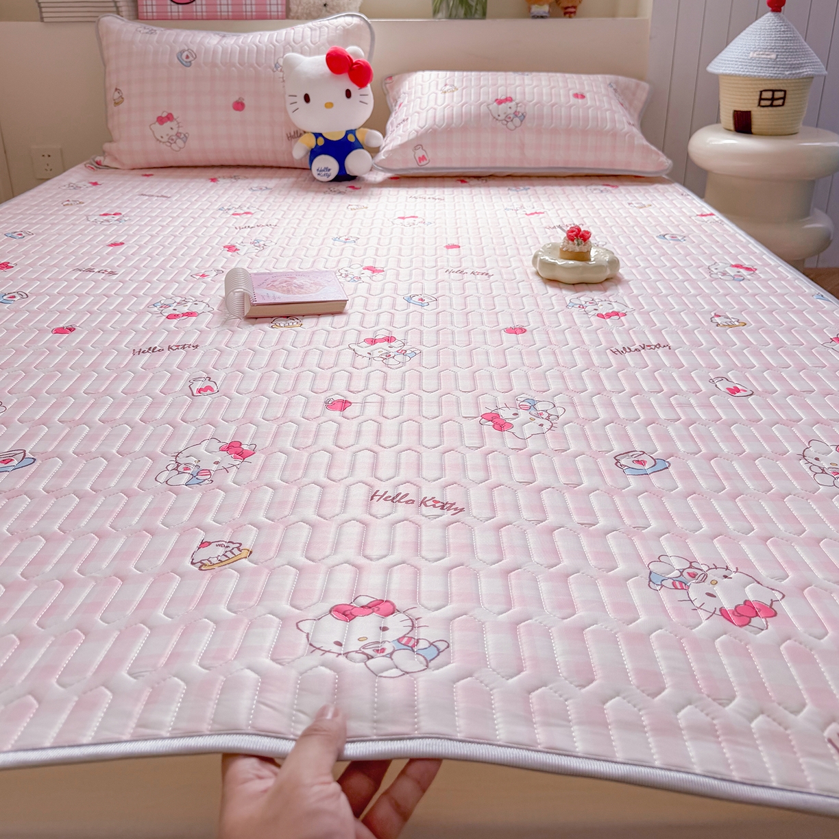 91家纺网 家纺一手货源 找家纺 桃子家居 2026新款A类正版授权三丽鸥高品质凉感丝乳胶席空调软席系列三件套 三丽鸥乳胶席-粉格甜品KT