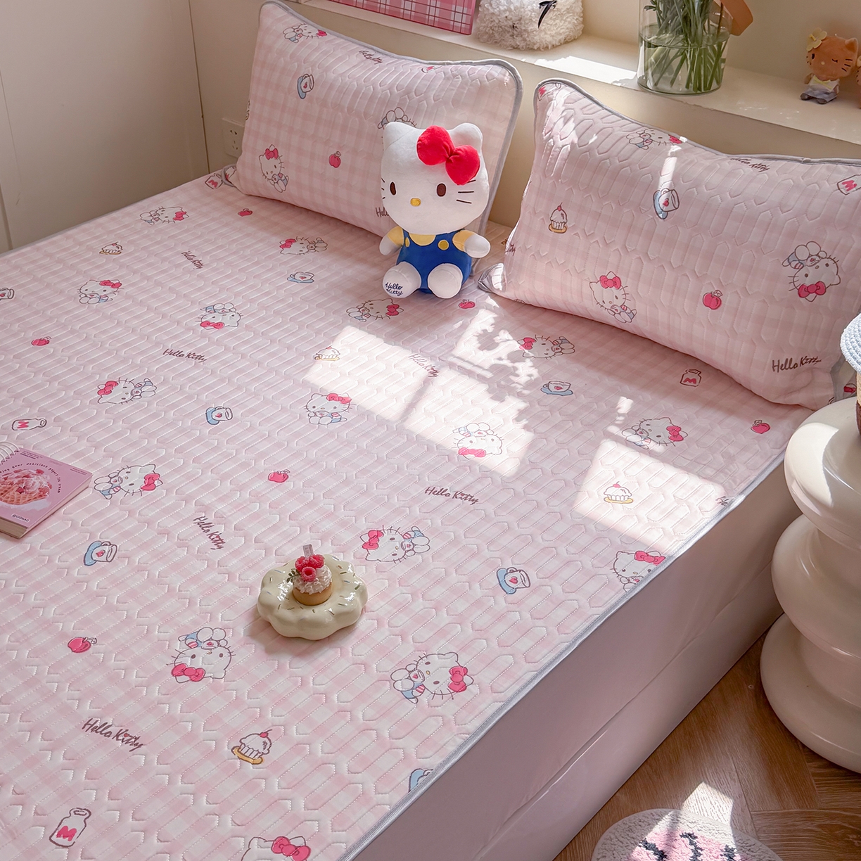 91家纺网 家纺一手货源 找家纺 桃子家居 2026新款A类正版授权三丽鸥高品质凉感丝乳胶席空调软席系列三件套 三丽鸥乳胶席-粉格甜品KT