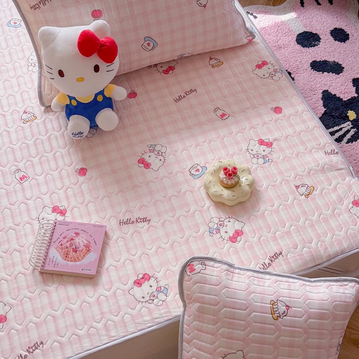 91家纺网 家纺一手货源 找家纺 桃子家居 2026新款A类正版授权三丽鸥高品质凉感丝乳胶席空调软席系列三件套 三丽鸥乳胶席-粉格甜品KT